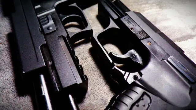 モデルガン 木製と金属製 マガジン付き 実は違法!?】黒色の金属製モデルガン完全ガイド ｜くれいも屋