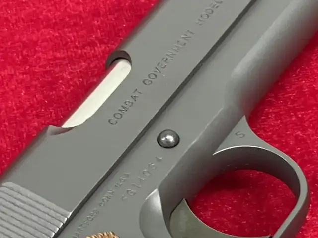 エラン-六研ガバメント コルトMKIV シリーズ80　エジェクションポートと刻印