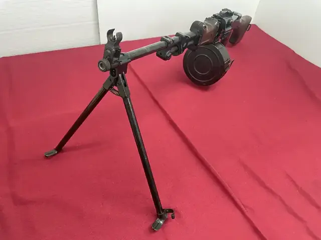 RPD軽機関銃 二脚展開