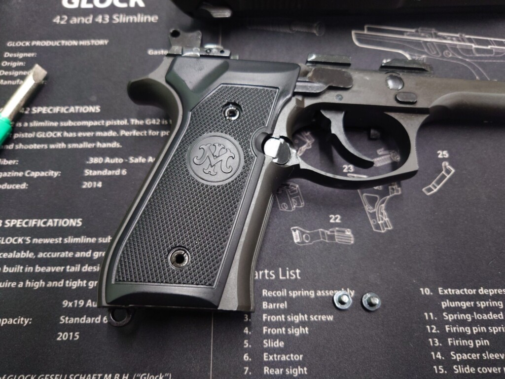 M9 ドルフィン スクリュー取り外し