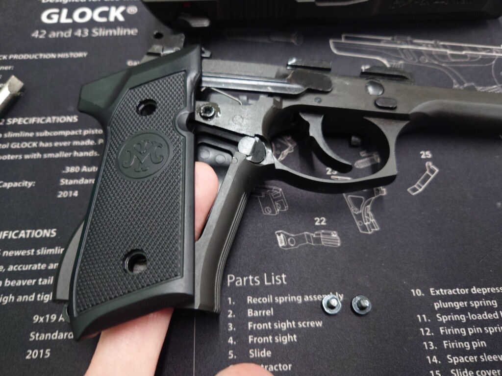 M9 ドルフィン グリップパネル取り外しのコツ