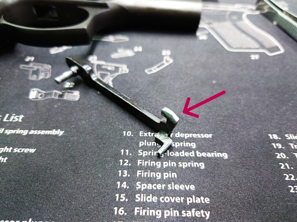 M9 ドルフィン トリガーバー スライドの溝に噛み合う部分