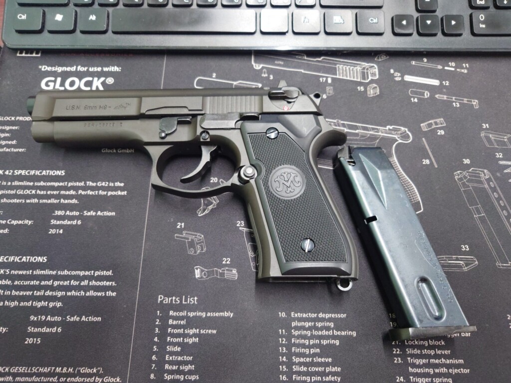 M9 ドルフィン マガジン取り外し