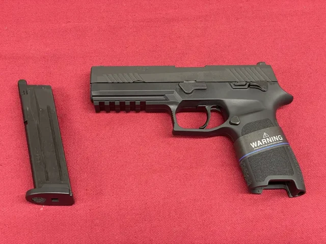 東京マルイ P320 フルサイズ 本体とマガジン