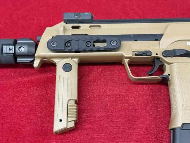 VFC UMAREX H&K MP7A1 RAL8000 フォアグリップ展開