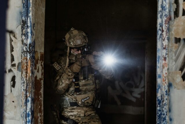 ウェポンライト付きの銃を構える様子