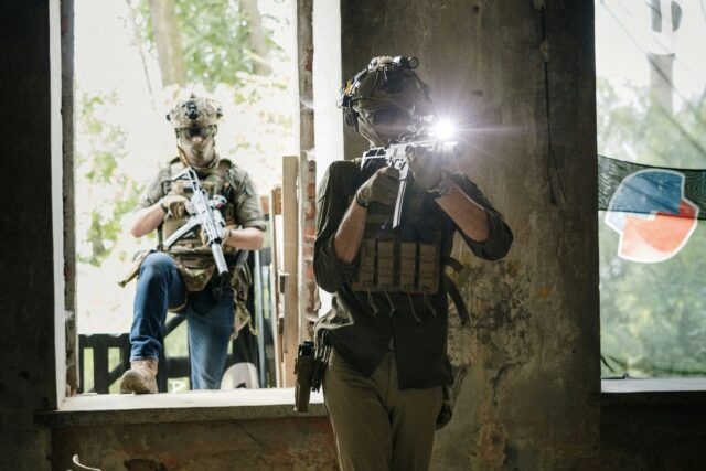 ウェポンライトを使う姿