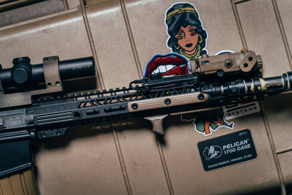 ハードケースにステッカーが貼られている様子