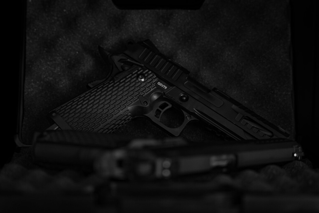 ハンドガンがハードケースに入っている様子