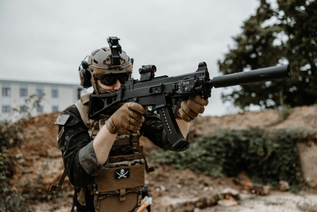 グリップを握り構える様子